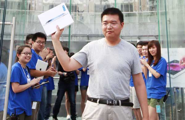 New iPad launch draws crowds