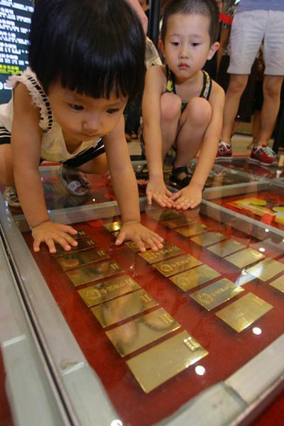 Gold road shines in Wuhan
