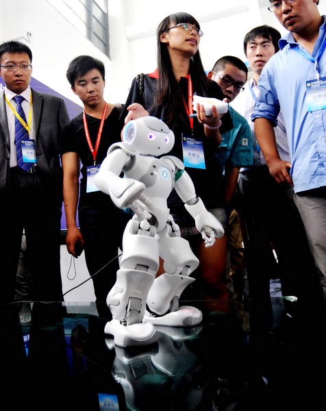 Robots draw crowd at intl manufacturing expo