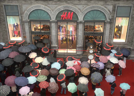 H&M: Democratic style keeps price flat