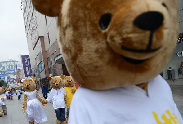 Teddy bears take over subway