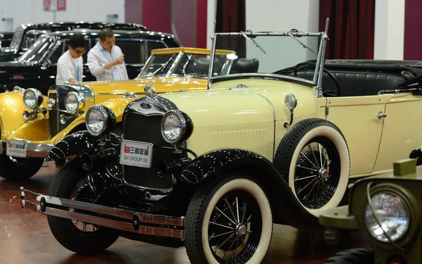 Vintage cars on show in Wuhan