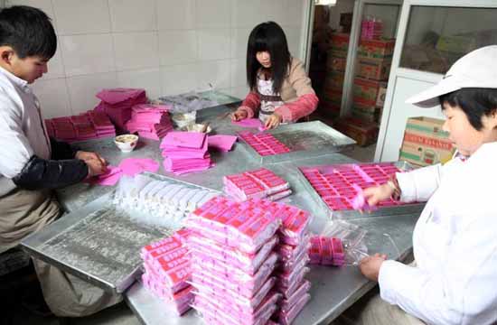 Chinese traditional pastry shops busy during holiday