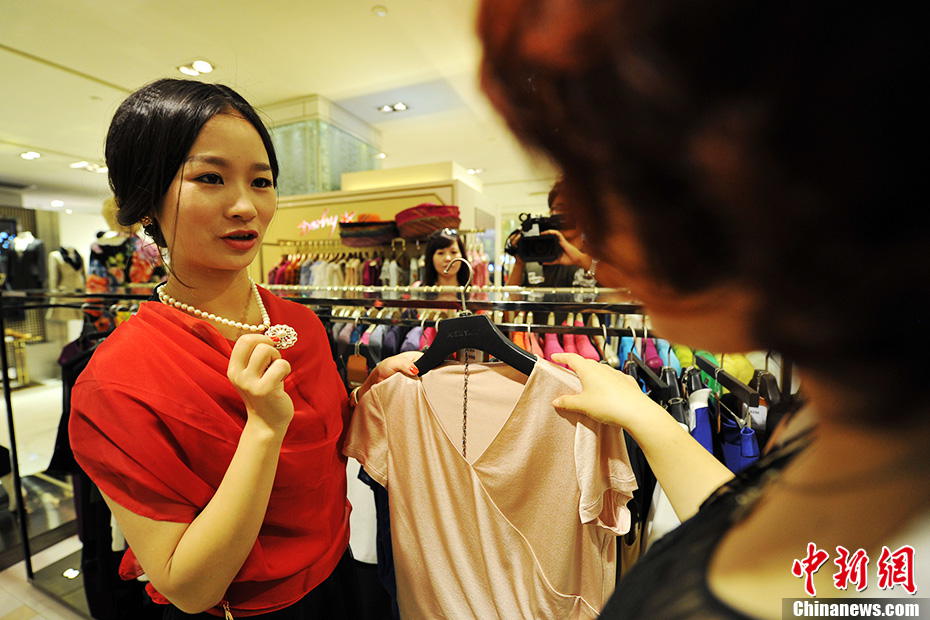 Beauty reveals secrets of fashion consultant