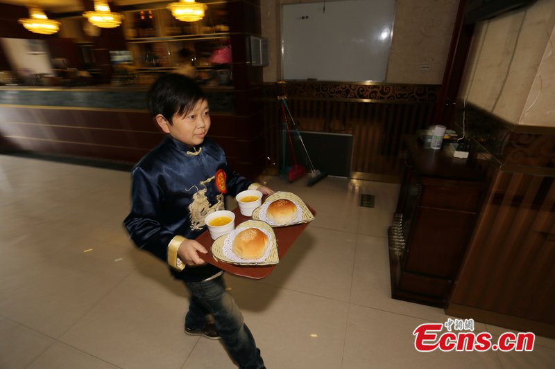 'Small people' run theme restaurant in Zhengzhou, Henan