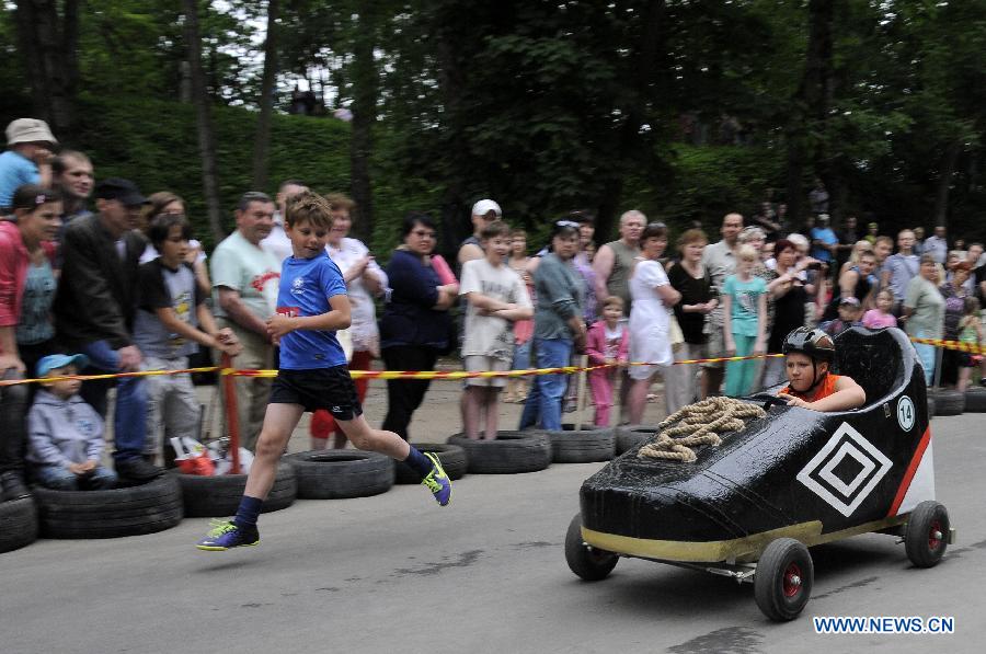 Teenages compete in soapbox derby race in Estonia