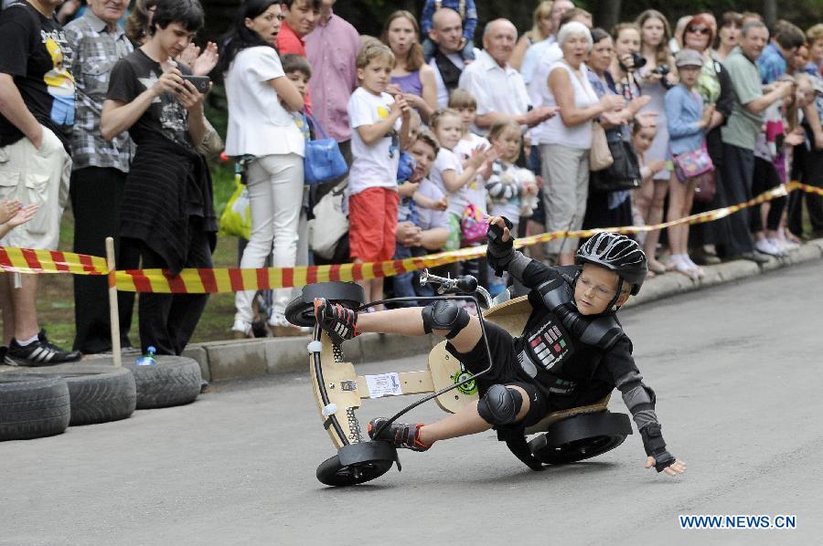 Teenages compete in soapbox derby race in Estonia