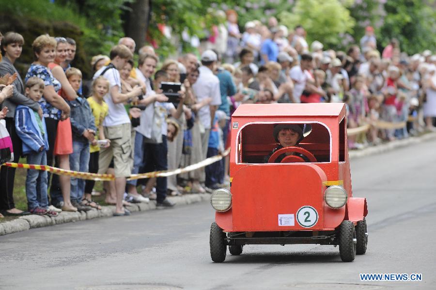 Teenages compete in soapbox derby race in Estonia