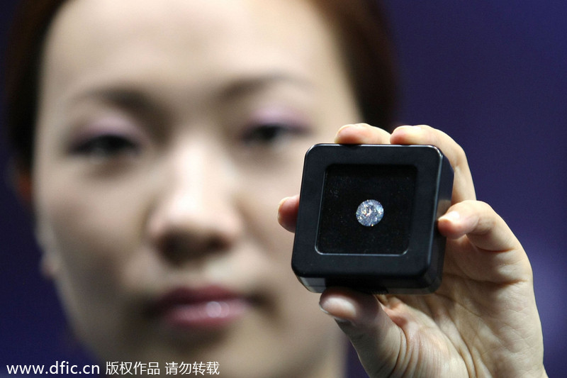 5-karat diamond on display at Chongqing wedding expo