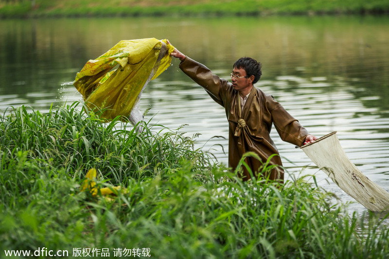 Beijing wiggler catchers thrive in summer