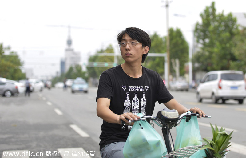 Student turns WeChat into fruit market