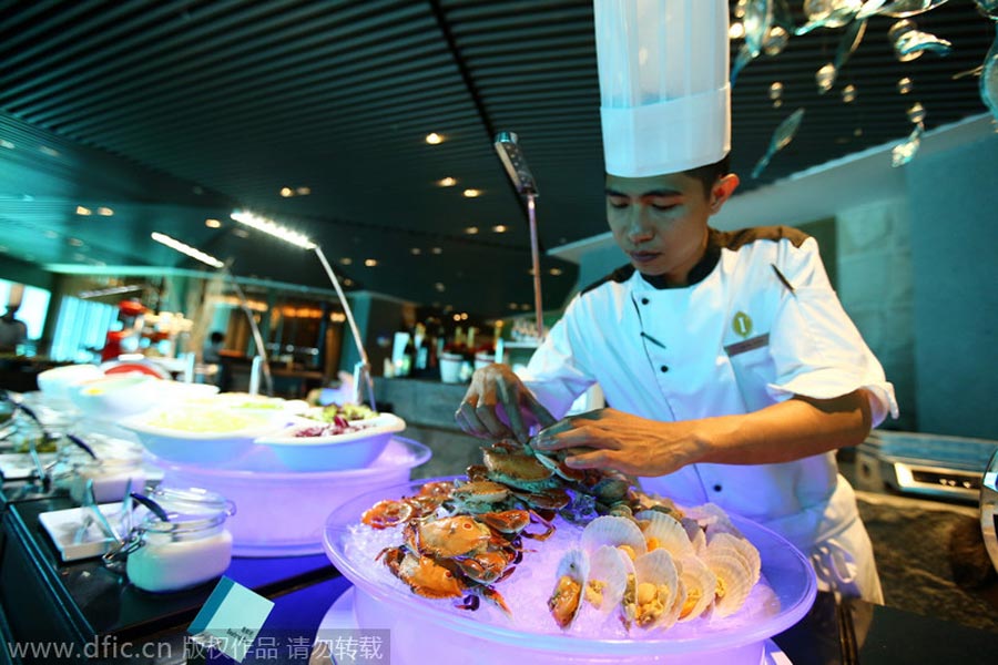 Undersea restaurant opens in Sanya