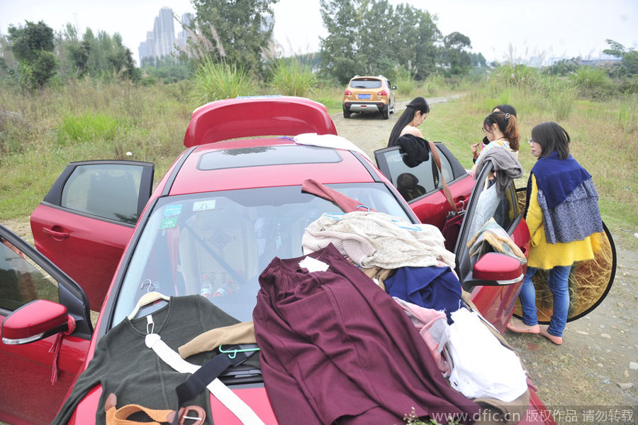 Taobao girls pose for over 100 garments a day