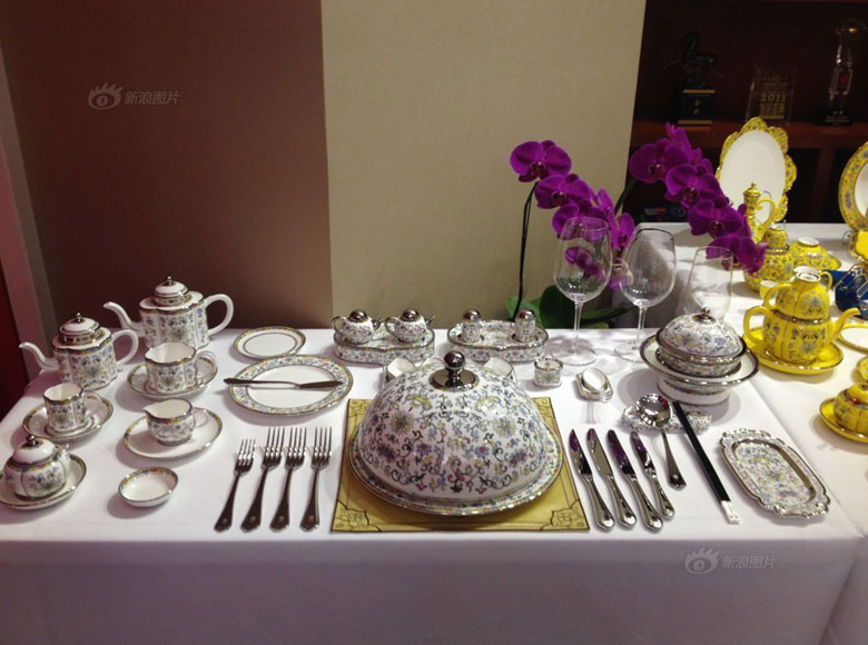 Gorgeous tableware at APEC banquet