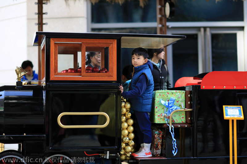 Retailers lure Christmas shoppers with goodies