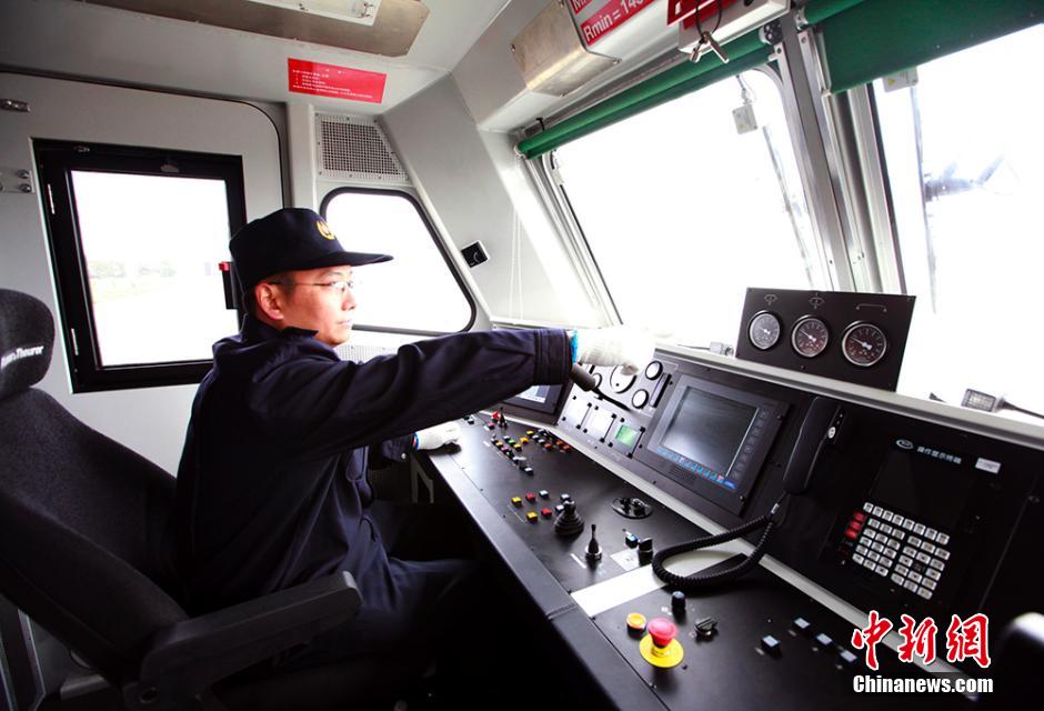 China's first 'bullet train ambulance' unveiled