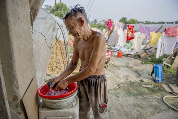 His wealth gone, man still helps those in trouble