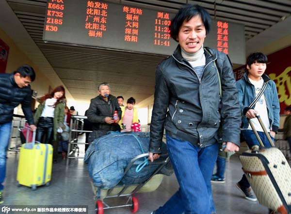 Migrant workers return home ahead of Spring Festival travel peak