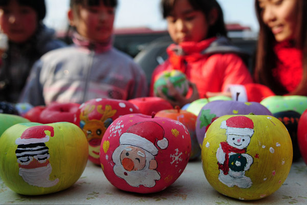 China agrees to allow imports of all US apples