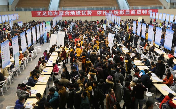 Graduates swarm to job fair in Jiangsu province