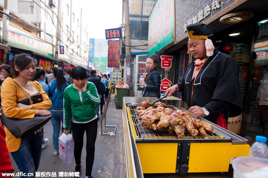 Funny 'pig' outfit helps street vendor boost sales