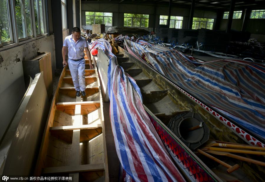 Last traditional dragon boat maker in Chengdu