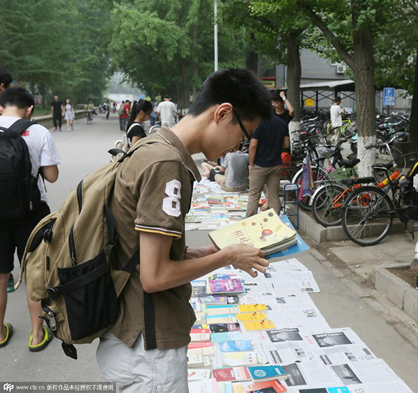 Flea markets boom during graduation season