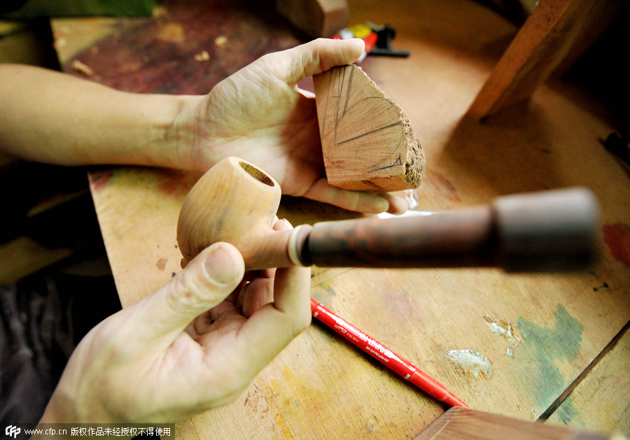 Hand-crafted tobacco pipes gain traction in China