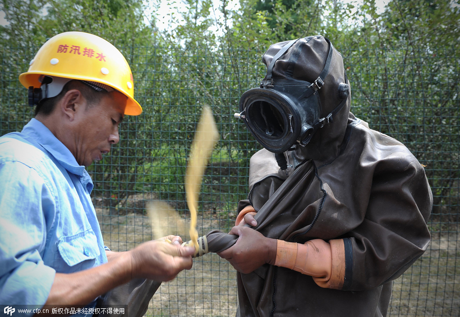 'Frogmen' dredge pipelines in Shanghai