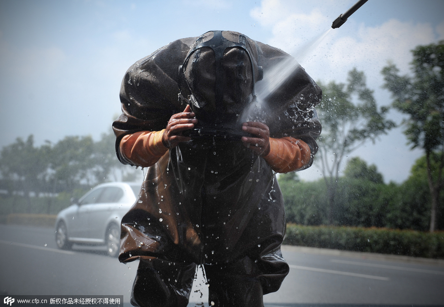 'Frogmen' dredge pipelines in Shanghai