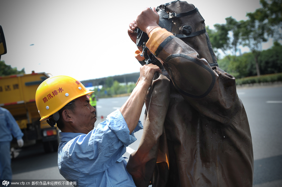 'Frogmen' dredge pipelines in Shanghai