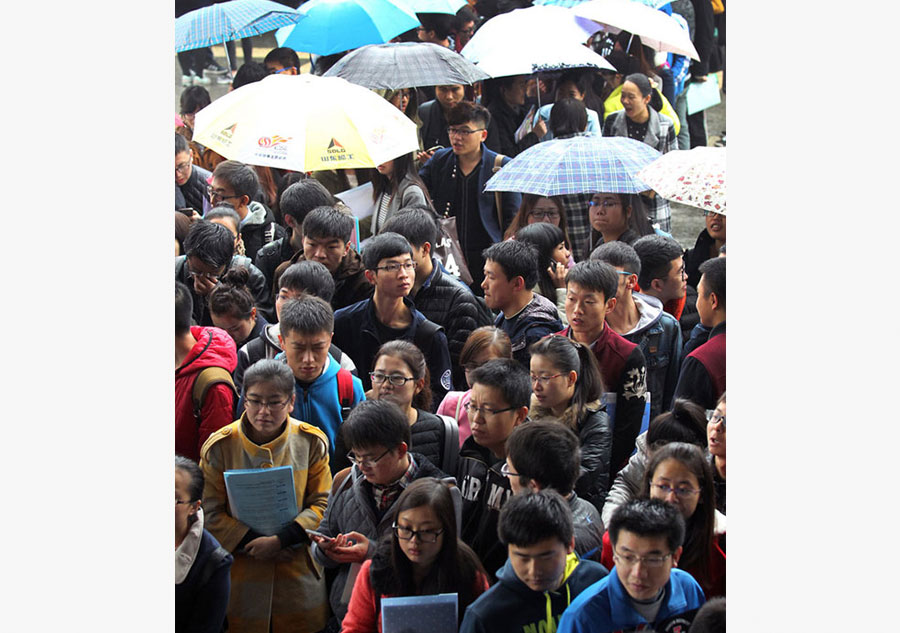 Thousands of college graduates line up to attend job fair in Xi'an