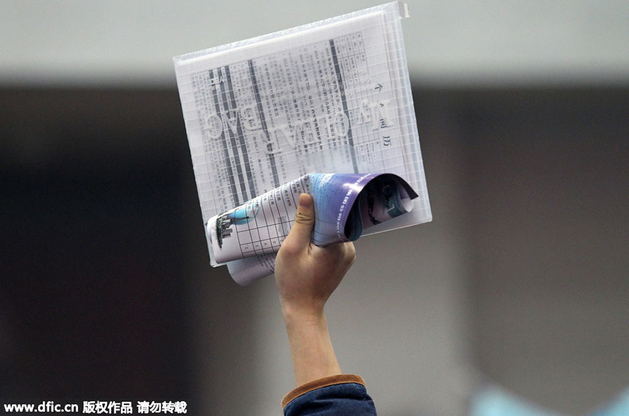 Thousands of college graduates line up to attend job fair in Xi'an