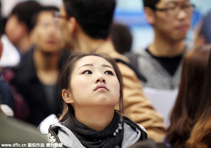 Thousands of college graduates line up to attend job fair in Xi'an