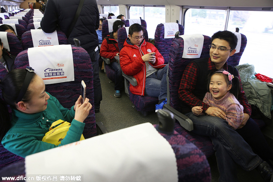 High-speed train linking Nanjing and Anqing starts operating