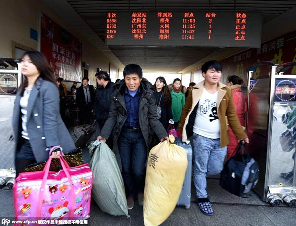 Migrants shop more, carry more for New Year
