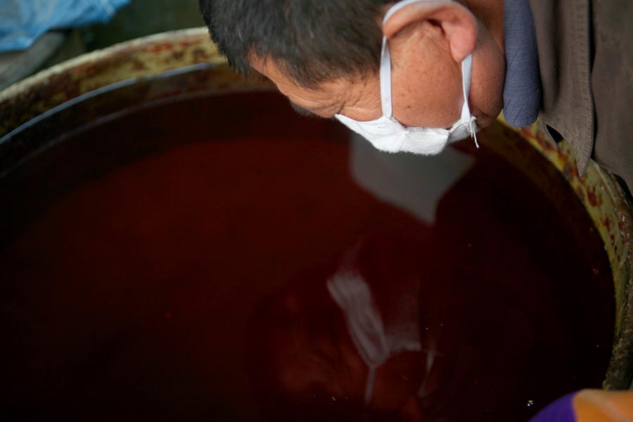 Father and son run oil mill in Jilin province