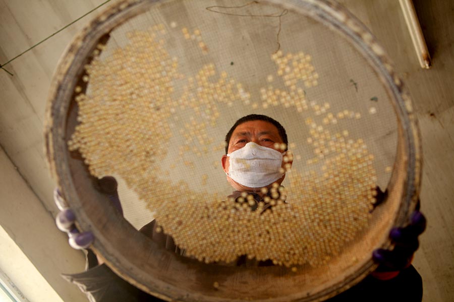 Father and son run oil mill in Jilin province