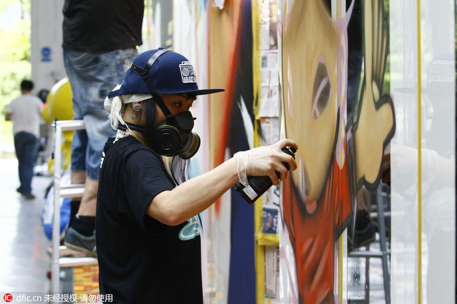 Chinese and foreign graffiti artists decorate trolley in Guangzhou