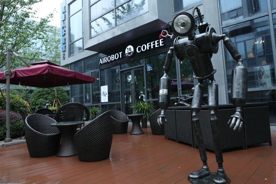 Robot-themed café debuts in Shanghai