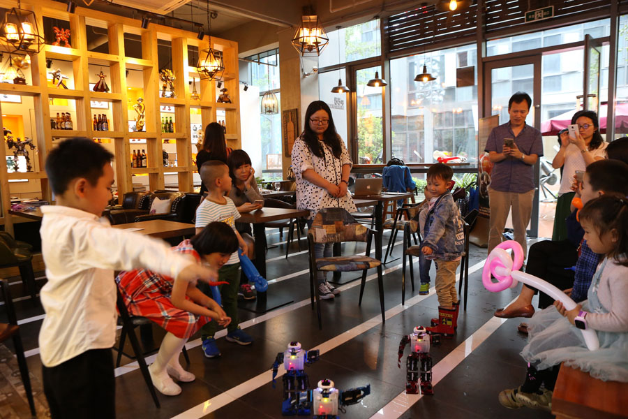 Robot-themed café debuts in Shanghai