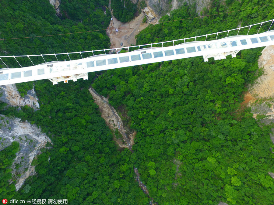 World's longest glass-bottomed bridge takes shape in Hunan