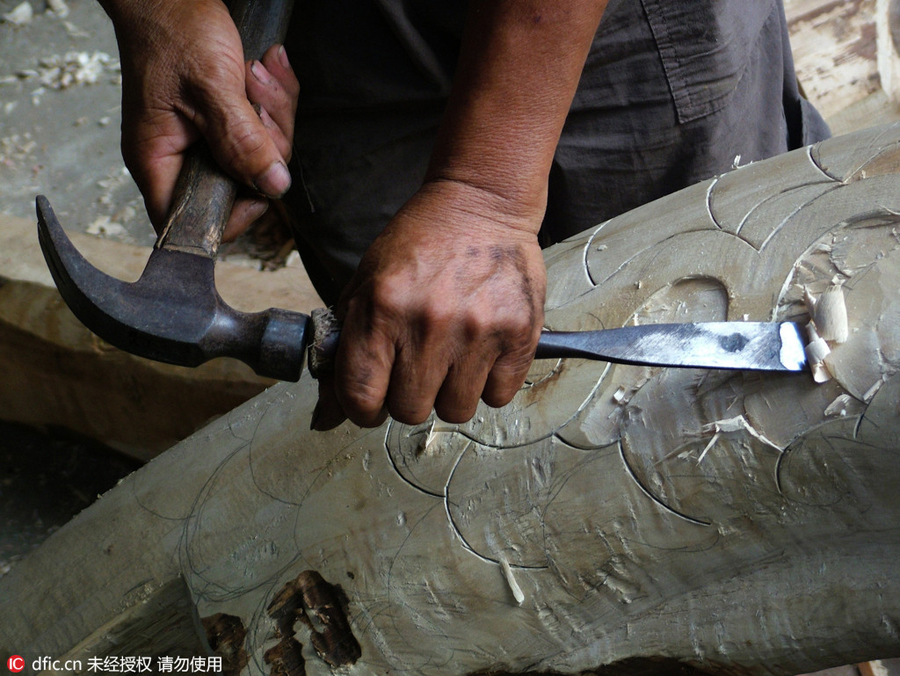 Elderly man carries on 1,000-year old dragon boat craft