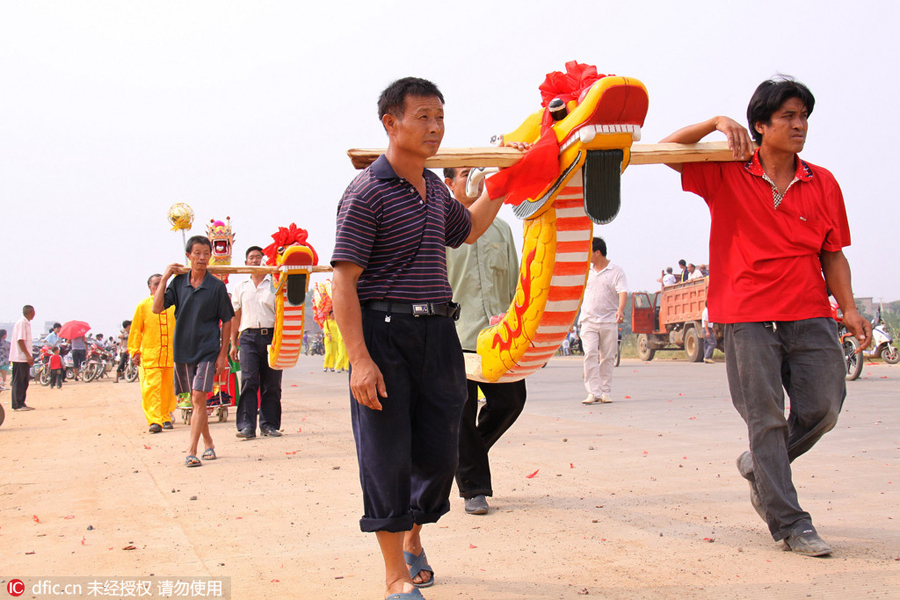 Elderly man carries on 1,000-year old dragon boat craft