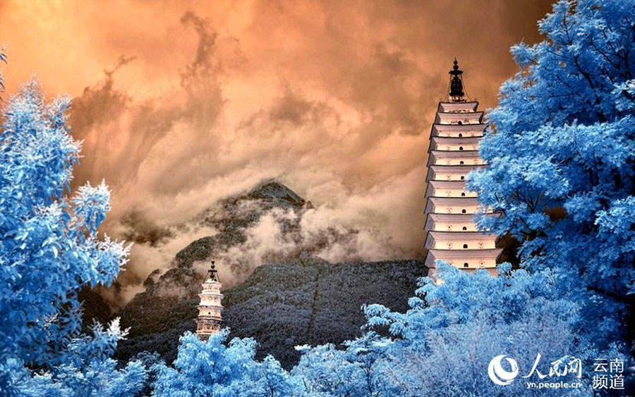 Iconic pagodas turn into a dreamland in infrared photos