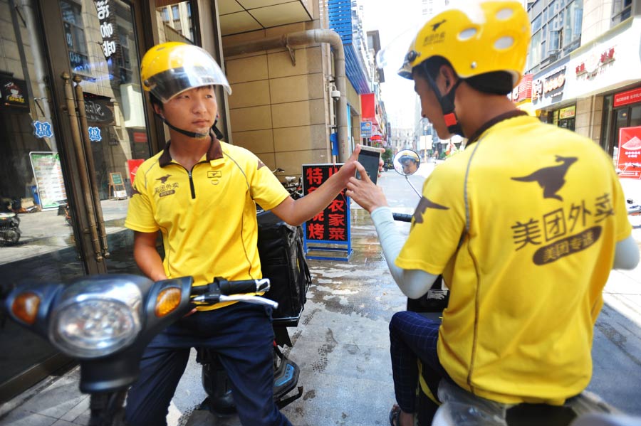 Courier delivers meals under scorching heat