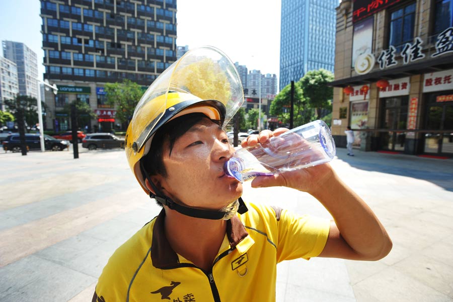 Courier delivers meals under scorching heat