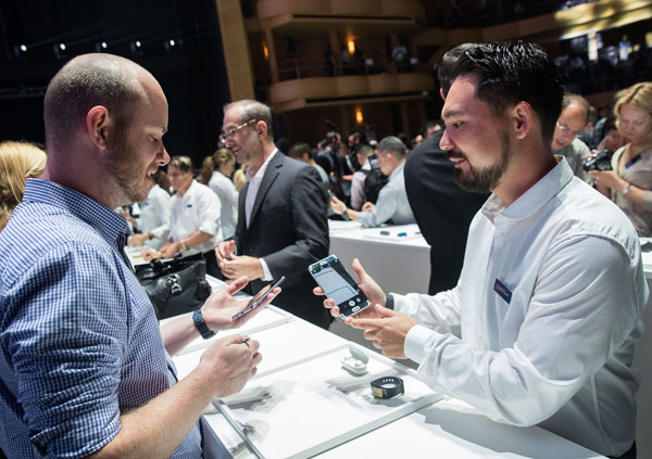 Samsung's iris-reading Note 7 keeps Apple at bay
