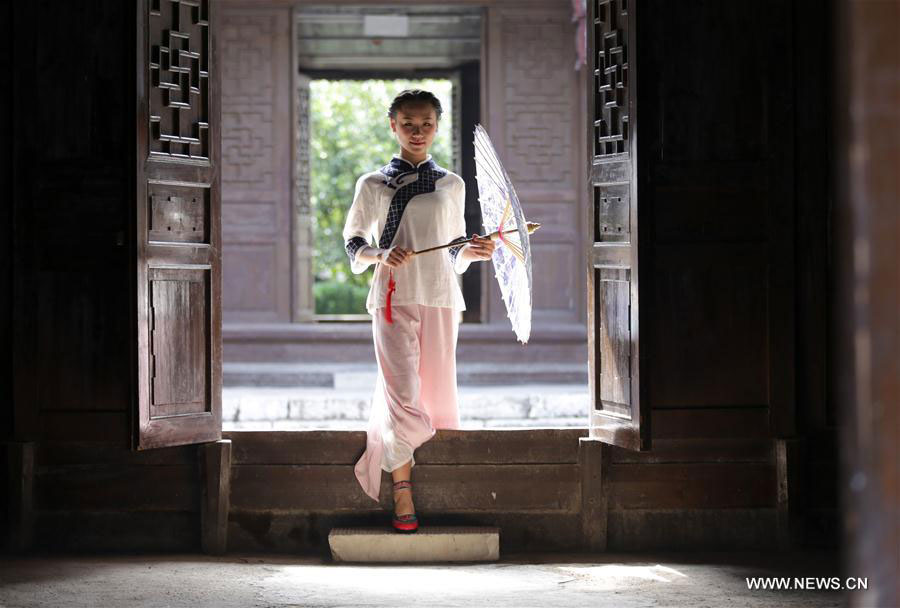 Han-style costumes presented during traditional dress show in SW China