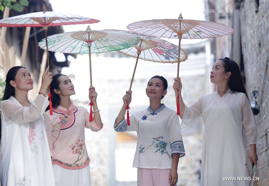 Han-style costumes presented during traditional dress show in SW China